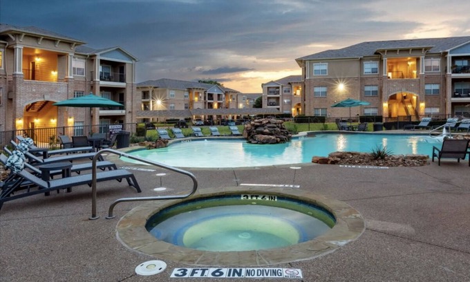 McKinney Apartamento | King Bed-Pool-Gym-Pet Friendly-Spacious-Family Friendly