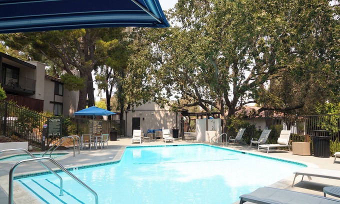 Thousand Oaks Apartamento | 🌿 King Bed, Pool, Parking, Ideal for Long Stays