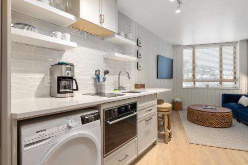 Village North Casa | KING Bed - Premium STUDIO Suite - Ski Valet - Village
