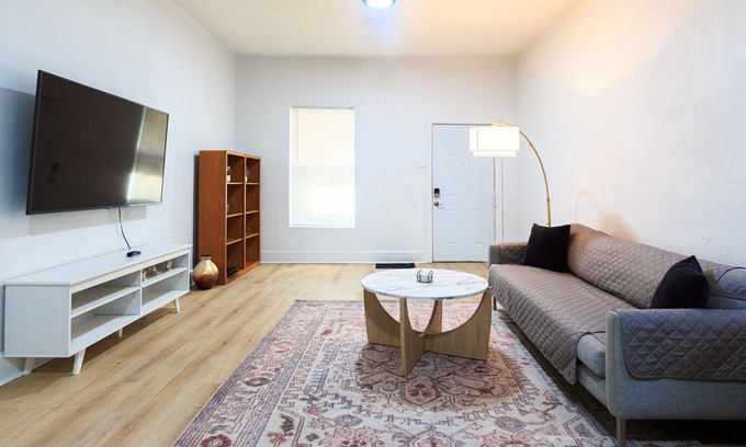 Near Eastside Casa | King Bed, Quiet & Safe, Huge Backyard, Close to Downtown