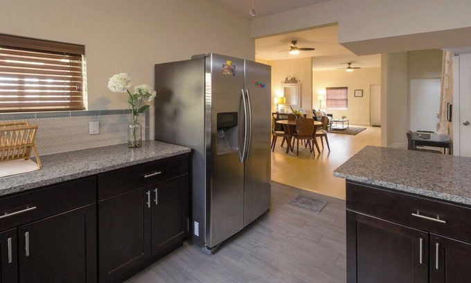 Bloomfield Casa | King Bed - Quiet West Penn - Parking - Pets Considered