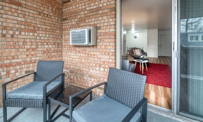 Racine Apartamento | KING BED☆Remote Workspace☆FAST WIFI☆Garage Parking