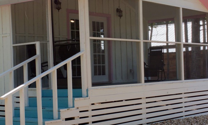 Kennard Casa | KING BED, SCREENED IN PORCH, KITCHEN, SHOWER, WIFI, ROKU, NEAR RATCLIFF LAKE