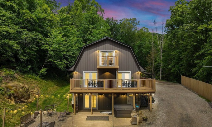 Sugar Grove Casa | King Bed Serenity Retreat Hot Tub/Bar/Game Room