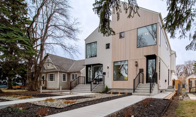 Southwest Edmonton Casa | King Bed|Sleeps 8|Garage|Near Whyte Ave & UofA