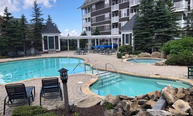 Snowshoe Apartamento | King Bed Slope Side Retreat in Village Central