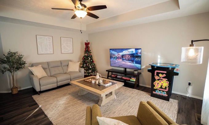 Brookline Station Casa | King Bed, Smart TV, Tesla Charger, Garage, Quiet Neighborhood, 15 min Downtown!