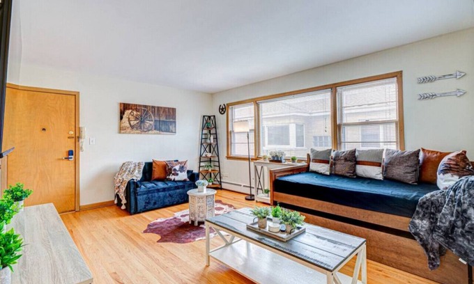 Elmwood Park Apartamento | King Bed | Smart TV | Historic Location