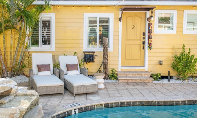 Madeira Beach Cabina | King Bed, Step to Madeira Beach, Heated Pool, Private