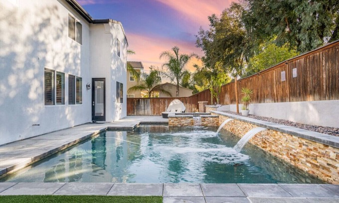 Temecula Casa | King Bed Temecula Getaway! Amazing Pool & Theatre