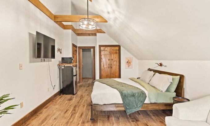 Townsend Hotel | King Bed | Tree Views | Sofa Lounge | Cozy Room