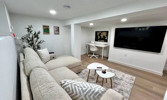 The Heights Apartamento | King bed, W/D, Patio, Self Check in, Steps to NYC, Brand New!