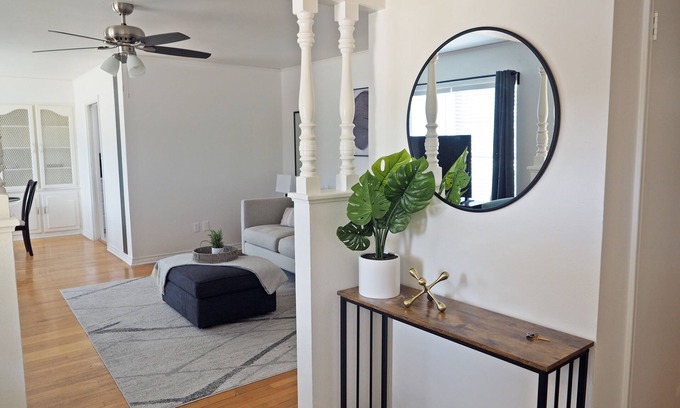 Oak Cliff Casa | King Bed w Workspace, Fast WiFi & Fenced Backyard