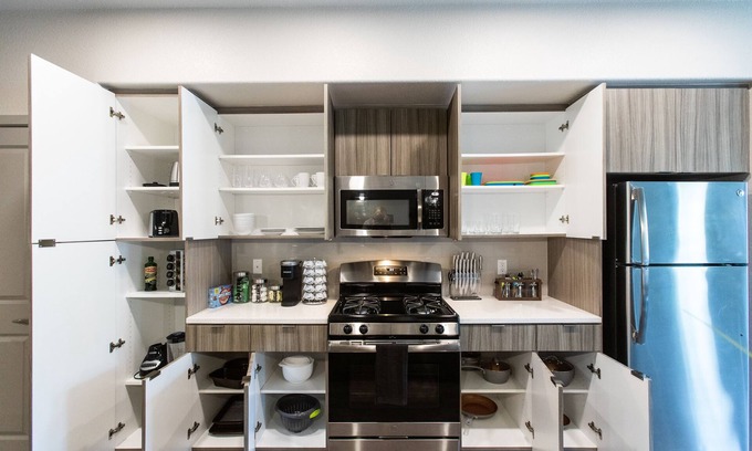 Camarillo Apartamento | King Bed 👑 WiFi TVs 📺 W/D 🧺 Full Kitchen