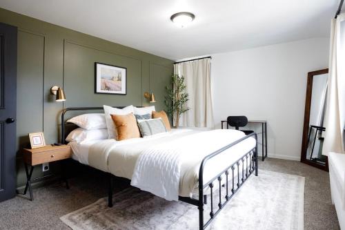 Lockport Apartamento | King Bed, Work Desk, Near Hwy, Laundry Room Access