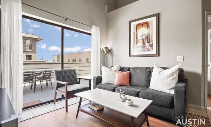West Campus Apartamento | King Beds and Patio Dining in ATX West Campus Gem