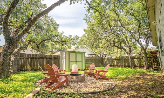 Maple Run Casa | King Beds, Free Parking, 4 br | Copano