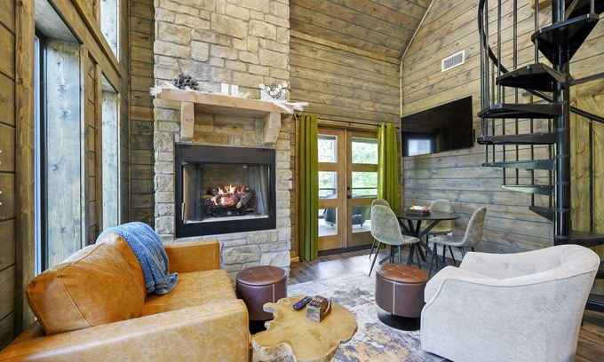 Hochatown Cabina | King BR+Loft w Hot Tub, 4.6 Miles to Marina!
