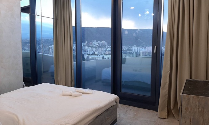 Old Tbilisi Apartamento | King David standard two bedroom 24