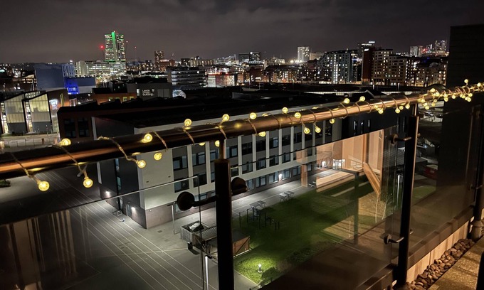 Leeds Apartamento | King Deluxe City Apt, Balcony View & Free Parking!