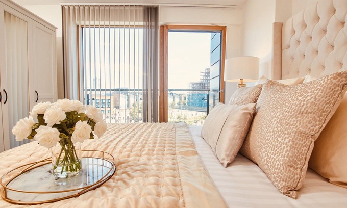 Leeds Apartamento | King Deluxe City Apt Large Balcony& Free Parking!