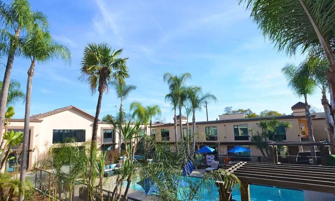 Harbor Hotel | King Deluxe w/ Pullout Couch, The Cove Hotel, Heated Pool, Near The Queen Mary