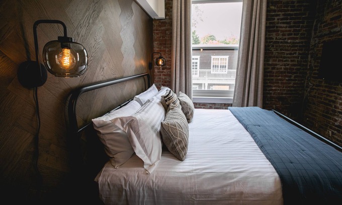 Jacksonville Hotel | King Guest Room at The Jacksonville Inn