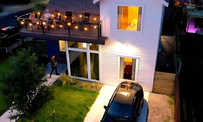 East Cesar Chavez Casa | King Kasa 6 Bedroom Walk 6 min to Rainey St