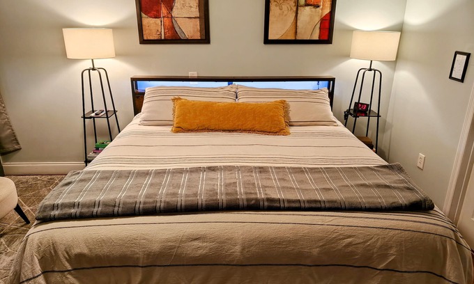 Wilton Manors Casa | King. Minutes to Wilton Drive. Private entrance and bathroom.