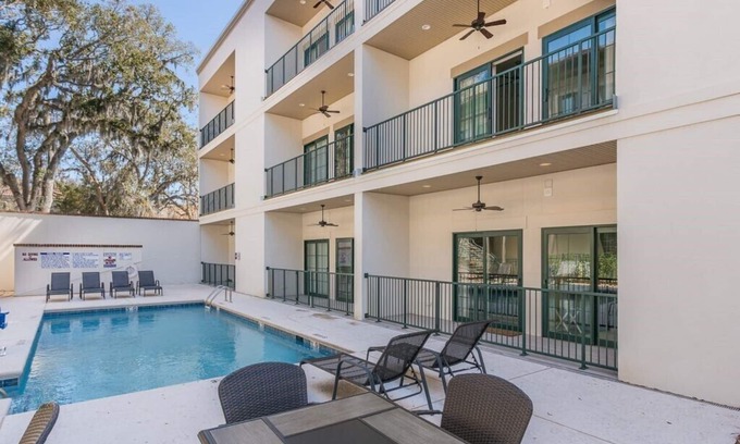King City Condominio | King one-bedroom condo w/ pool in the SSI Village area Unit 2301