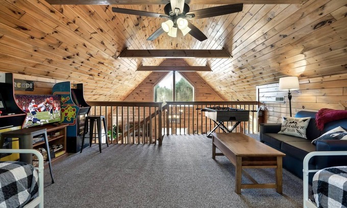 Sevierville Cabina | King/Qn bed cabin |Hot Tub|GSMNP|Dollywood|Arcade