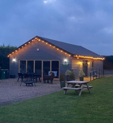 Newark upon Trent Casa | King Richard's Luxury Lodge - Sleeps up to 8 ,Dog Friendly ,Near Sherwood Forest at Fairview Farm in Nottingham set in 88 acres and great for Groups,Family Gatherings,Corporate events
