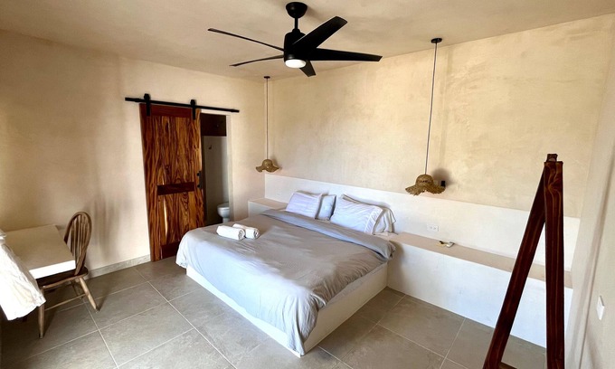 La Ventana Apartamento | King Room #8 with Partial Sea View, Fast Wifi and Laptop friendly