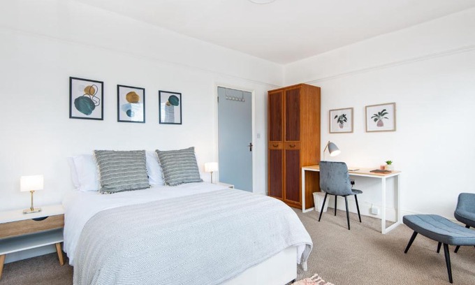 Hanwell Apartamento | King Room with a shared Kitchen and bathroom in a 5-Bedroom House at Hanwell