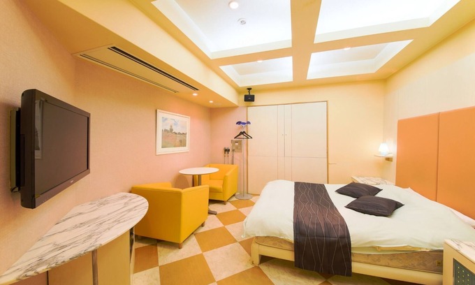 Uehonmachi Hotel | King room with extra bed / Osaka Ōsaka