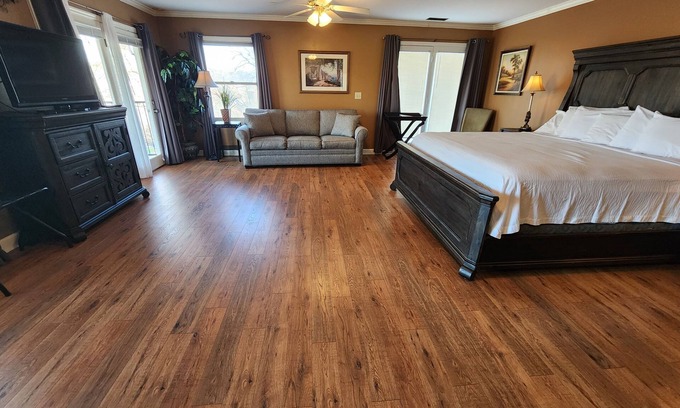 Lookout Valley Neighborhood Association Cabina | King Room with Sofa Bed and Balcony with River Views