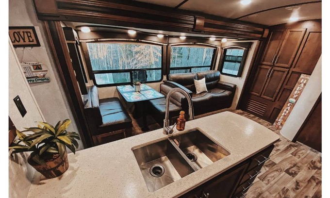 Somerset Casa | King RV/Camper Rental + Kids room Lake Cumberland