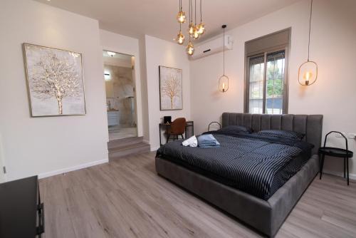 Haifa Apartamento | King's bed - Stay Royal and Stylish Bahai's Garden