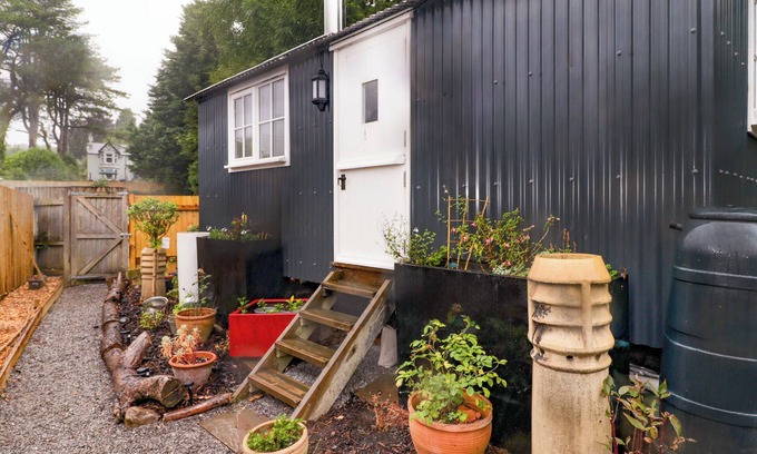 Nantgarw Cabaña | KING'S CWTCH SHEPHERD'S HUT, pet friendly, with open fire in Pentyrch