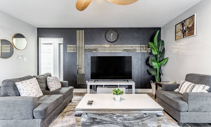 West Newton Casa | King Size Bed Bungalow with a Gym in Indianapolis