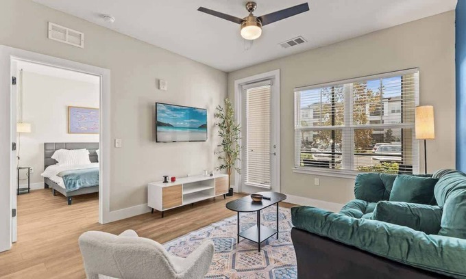 Southeast Orlando Apartamento | King-Size Bed Haven, Resort Pool, & Pet-Friendly