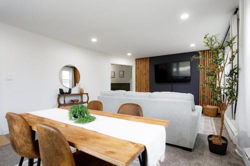 Lockport Apartamento | King Size Bed, Near Hwy, Work Desk, Close Parking