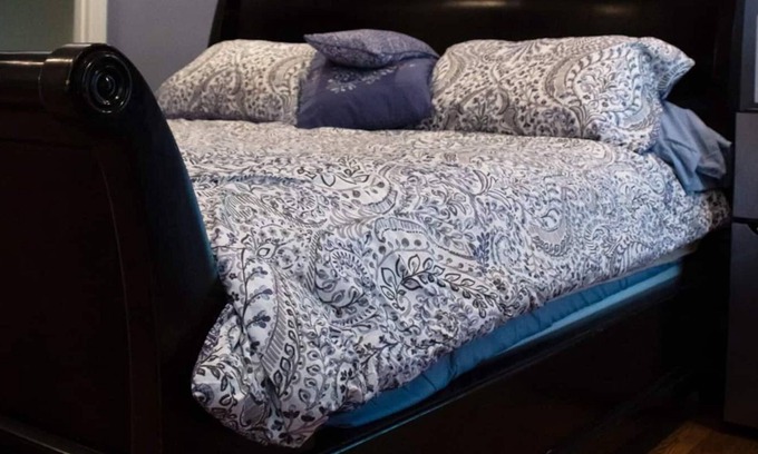 Mint Hill Cama Y Desayuno | King size bed on quiet wooded property, near 485
