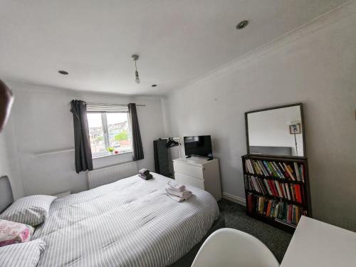 Bournemouth Casa | king size bed -Room near Bournemouth Hospital shared bathroom