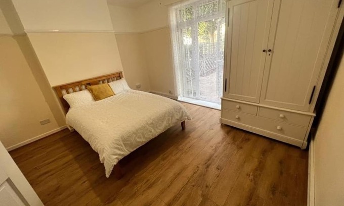 Charlton Casa | King size room in shared apartment