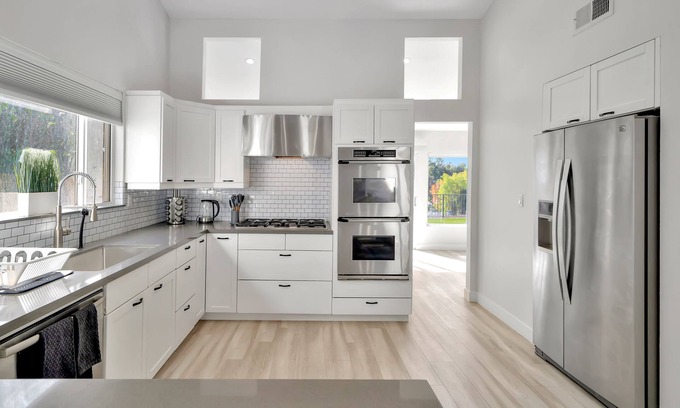Woodland Hills Casa | New! King-size Suite House W/ Amazing Valley View!