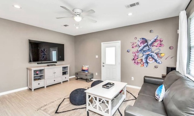 Northside Casa | King-sized master suite and 6 minutes away from Minute Maid Park & Toyota Center