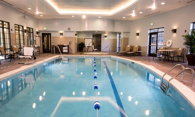 Newtonville Condominio | King Studio near Airport | Pool Access