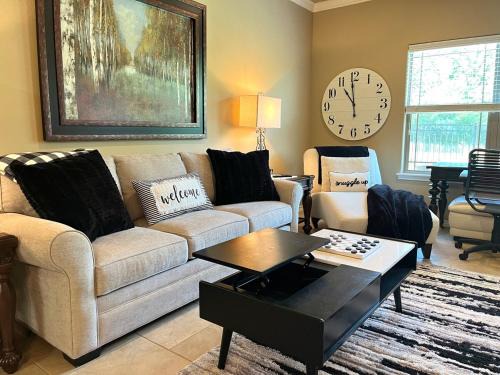 College Station Casa | King Suite, 2 Bed 2 Bath, Sleeps 6