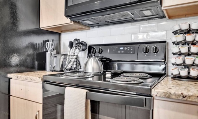 Paw Creek Apartamento | KING Suite!| 2Beds| 2TVs| Mins to Uptown Charlotte
